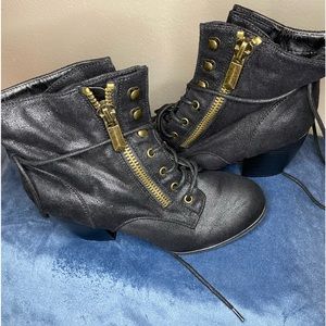 Qupid DK23 suede chunky military heel